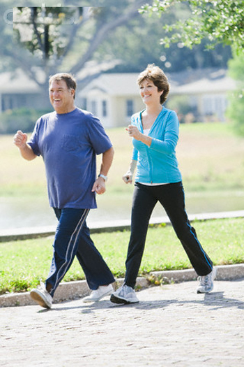 Đi bộ hàng ngày giúp phòng ngừa đau lưng ở người cao tuổi.